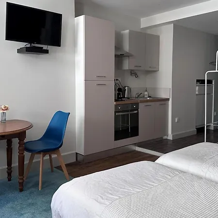 Appartement En Centre Historique Avec Terrasse Privée Et Confort - Fr-1-489-460 Moulins (Allier)