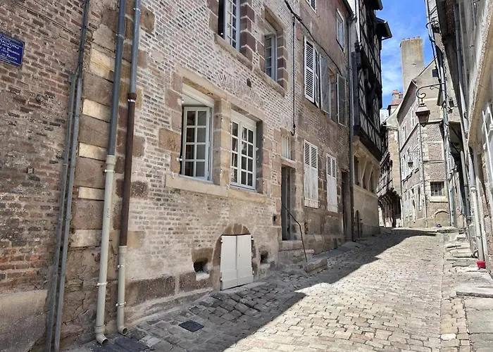 En Centre Historique Avec Terrasse Privee Et Confort - Fr-1-489-460 Moulins (Allier)